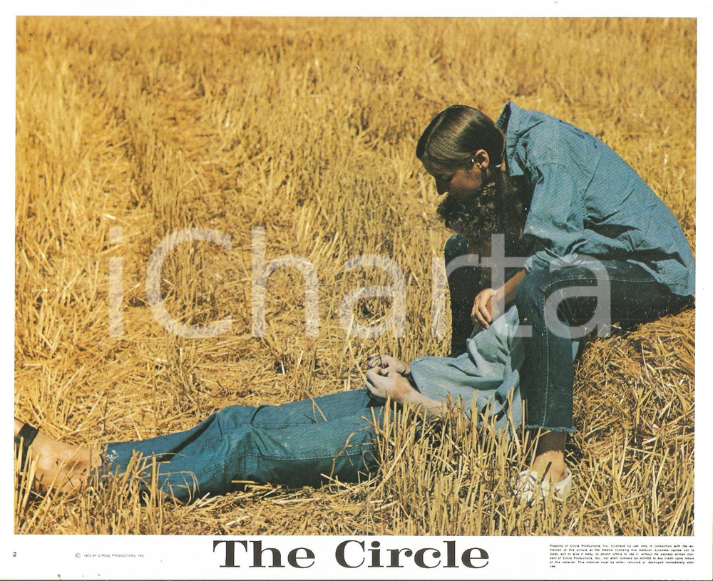 Fotografia d epoca originale 1972 THE CIRCLE Movie Tom MOYER Girl hugs boyfriend in wheat field Foto seriale 1