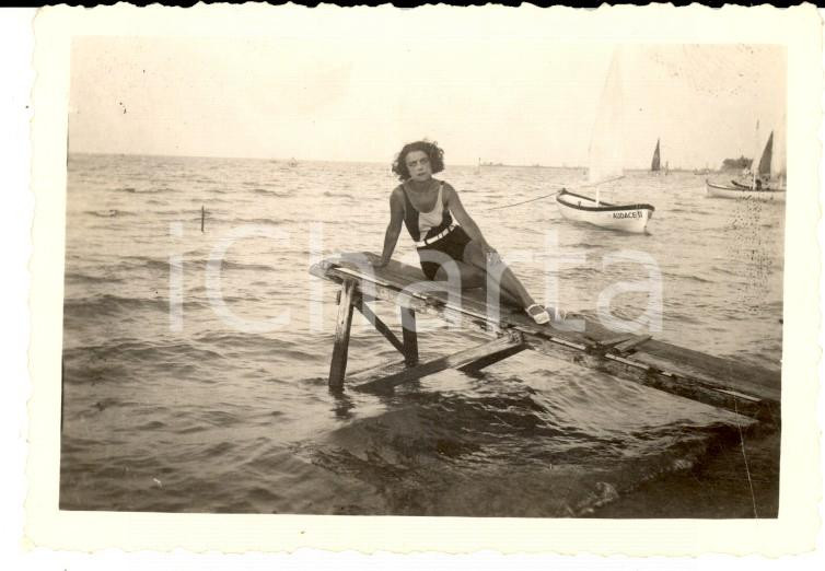Fotografia d epoca originale 1929 RIMINI Giovane donna con barca AUDACE Foto VINTAGE 9x6 cm 1