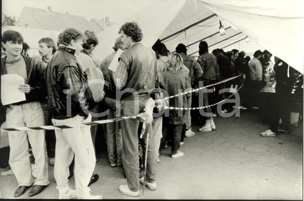 Fotografia d epoca originale 1989 GERMANIA Tedeschi dell EST in coda per nuova vita nella Repubblica Federale 1