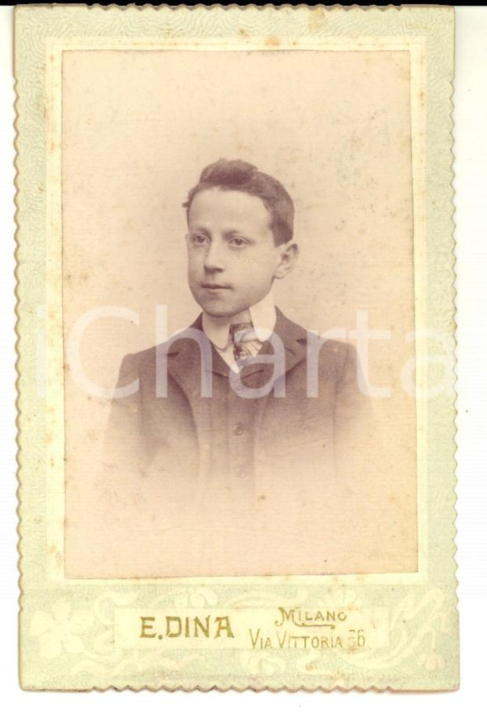 Fotografia d epoca originale 1910 ca MILANO Ritratto di bambino in abito elegante Fotografia E. DINA CDV 1