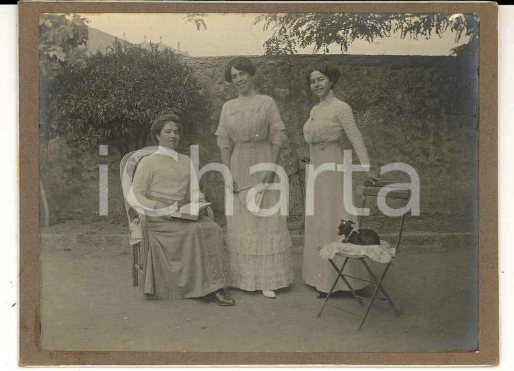 Fotografia d'epoca originale 1900 ca AREA LOMBARDA Donne in cortile con il cagnolino *Foto VINTAGE 12x9 1