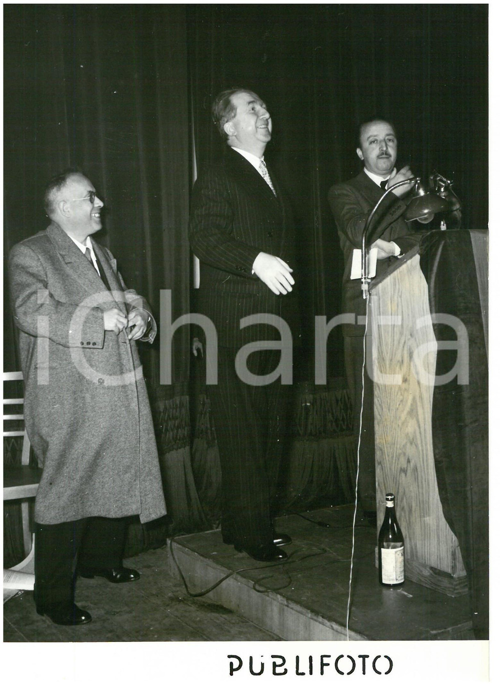 1955 ca MILANO Teatro Dal Verme - Discorso di Giuseppe PELLA *Foto 13x18 cm Fotografia d'epoca con didascalia coeva al verso.  CONDIZIONI: G (ma sovraimpressioni lungo il margine destro) CONDIZIONI: 13x18 cm    originale e autentica 1