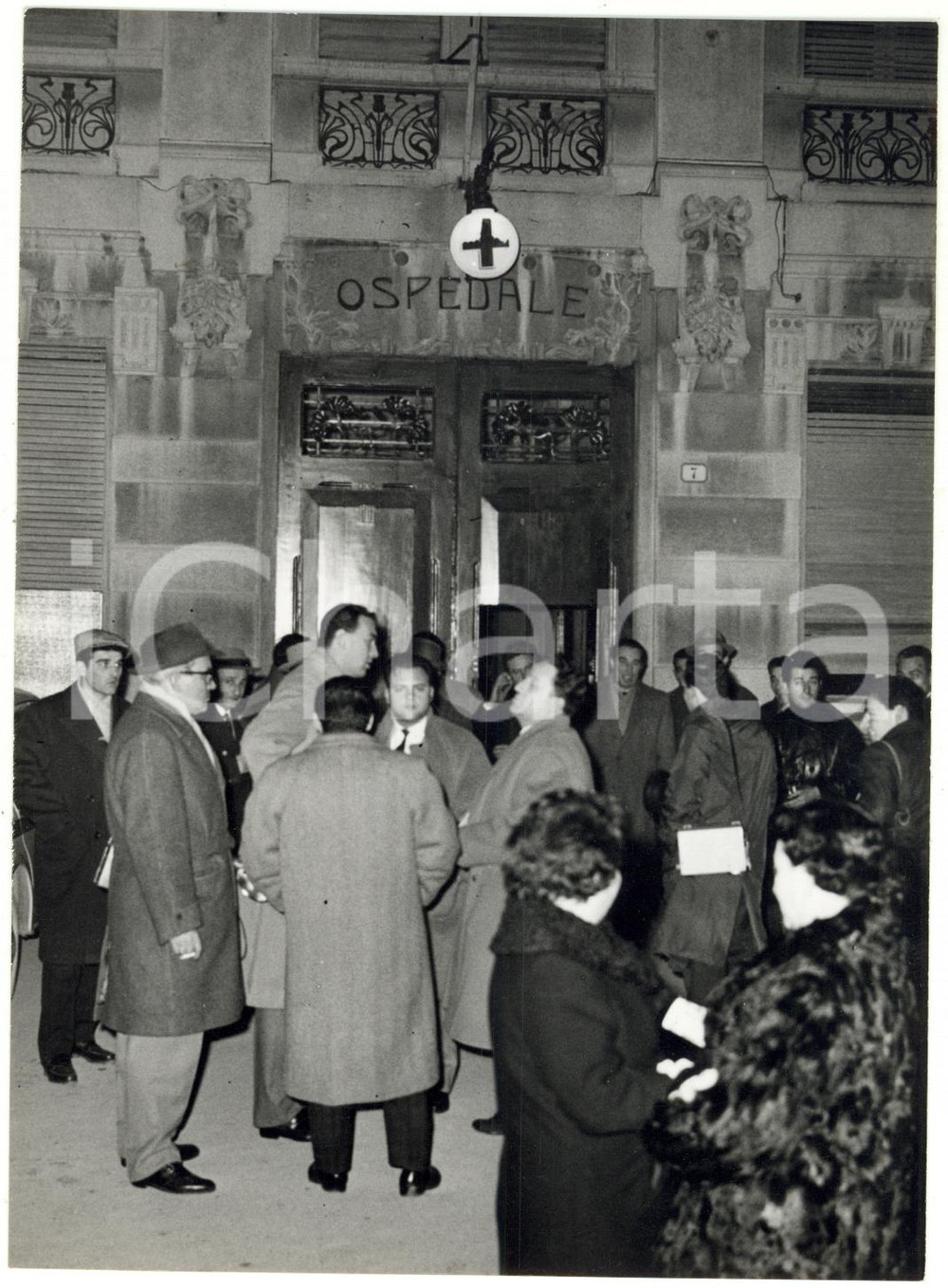 1960 TORTONA Morte Fausto COPPI - La folla radunata davanti all'ospedale ^Foto