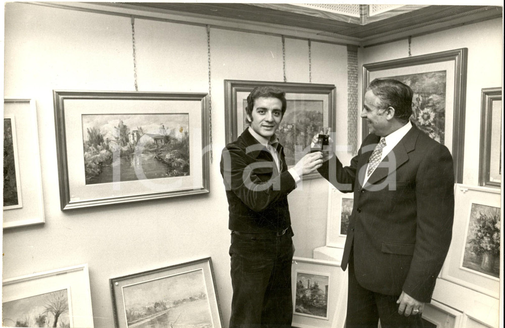1970 ca COSTUME ITALIA Mino REITANO in una galleria d'arte - Foto 30x20  Fotografia di agenzia. CONDIZIONI: G (ma piegatura all'angolo destro)FORMATO: 30x20 cm    originale e autentica 1