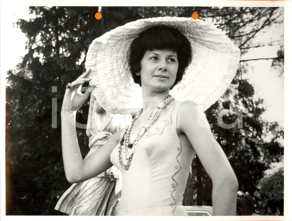 Fotografia d'epoca originale 1960 ca SALSOMAGGIORE (PR) Primo piano modella in costume con cappello di paglia 1