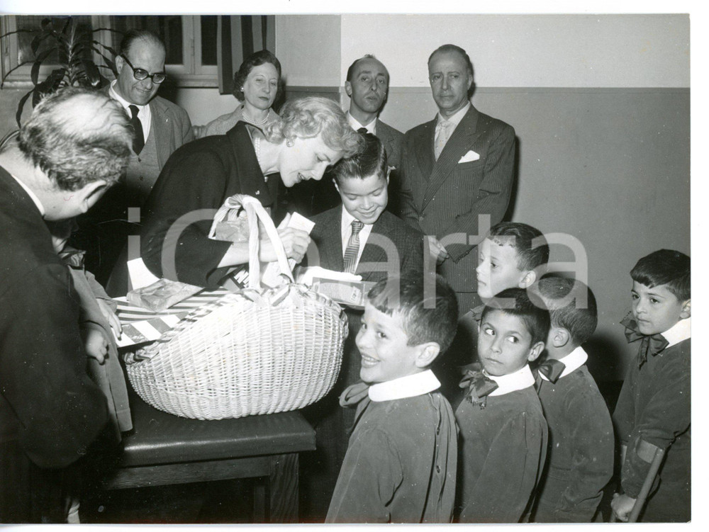 1956 ROMA Clare BOOTHE LUCE e Stanley WERLEY visitano mutilatini di Don Gnocchi