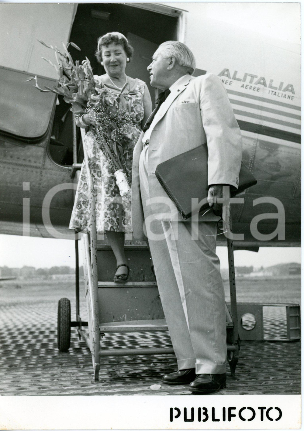 1958 NAPOLI CAPODICHINO - Arrivo su volo ALITALIA di Luigi ANTONINI con moglie