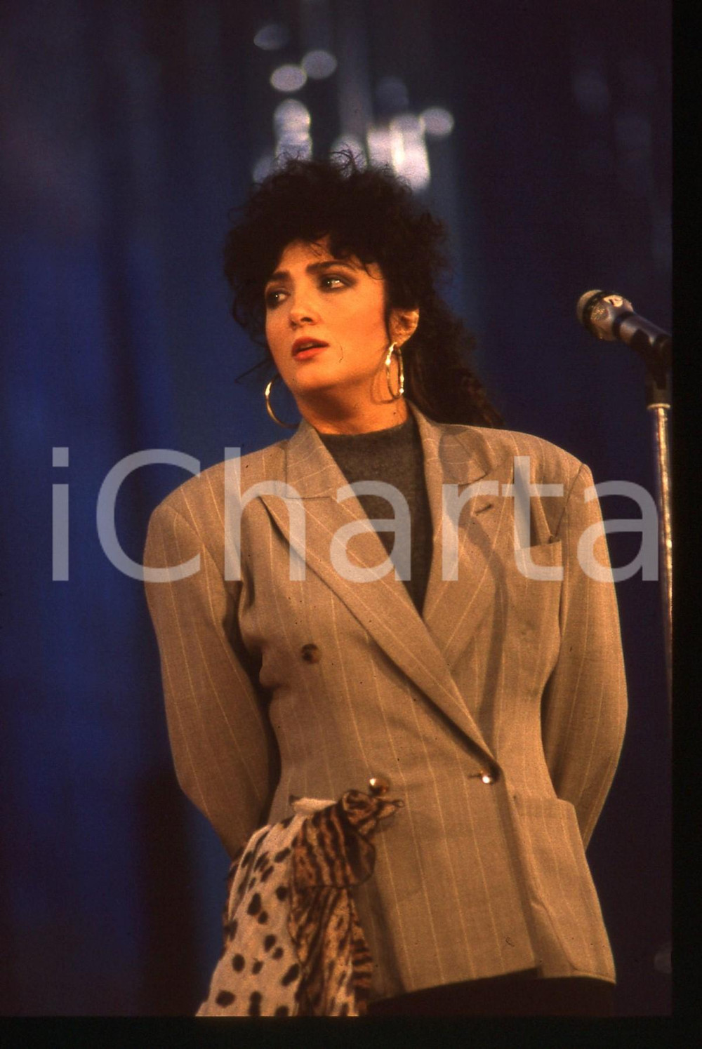35mm vintage slide* 1990ca TELEVISIONE Marcella BELLA Ritratto della cantante 10  Diapositiva d'epoca, in formato 35 mm. CONDIZIONI: GOODTutti i diritti riservati.E' severamente vietata la riproduzione. ICharta mette in vendita, sul negozio eBay e in esclusiva sul sito "icharta" il proprio archivio composto da numerose diapositive e negativi fotografici d'epoca, tutti originali e autentici, che attraversano la storia del costume italiano tra gli la fine degli anni Sessanta e Novanta.Si tratta di uno sguardo inedito sull'attualit&agrave;, la politica, la vita quotidiana, il gossip e la cultura, che fotografa il cambiamento della nazione in quest'ultimo scorcio del XX secolo. Un'occasione unica per il mercato del collezionismo, che vede finalmente disponibile un archivio eccezionale per vastit&agrave;, tematiche e condizioni, in un settore (il negativo fotografico e la diapositiva) di assoluta novit&agrave; e dalle interessanti prospettive di investimento.     originale e autentica 1