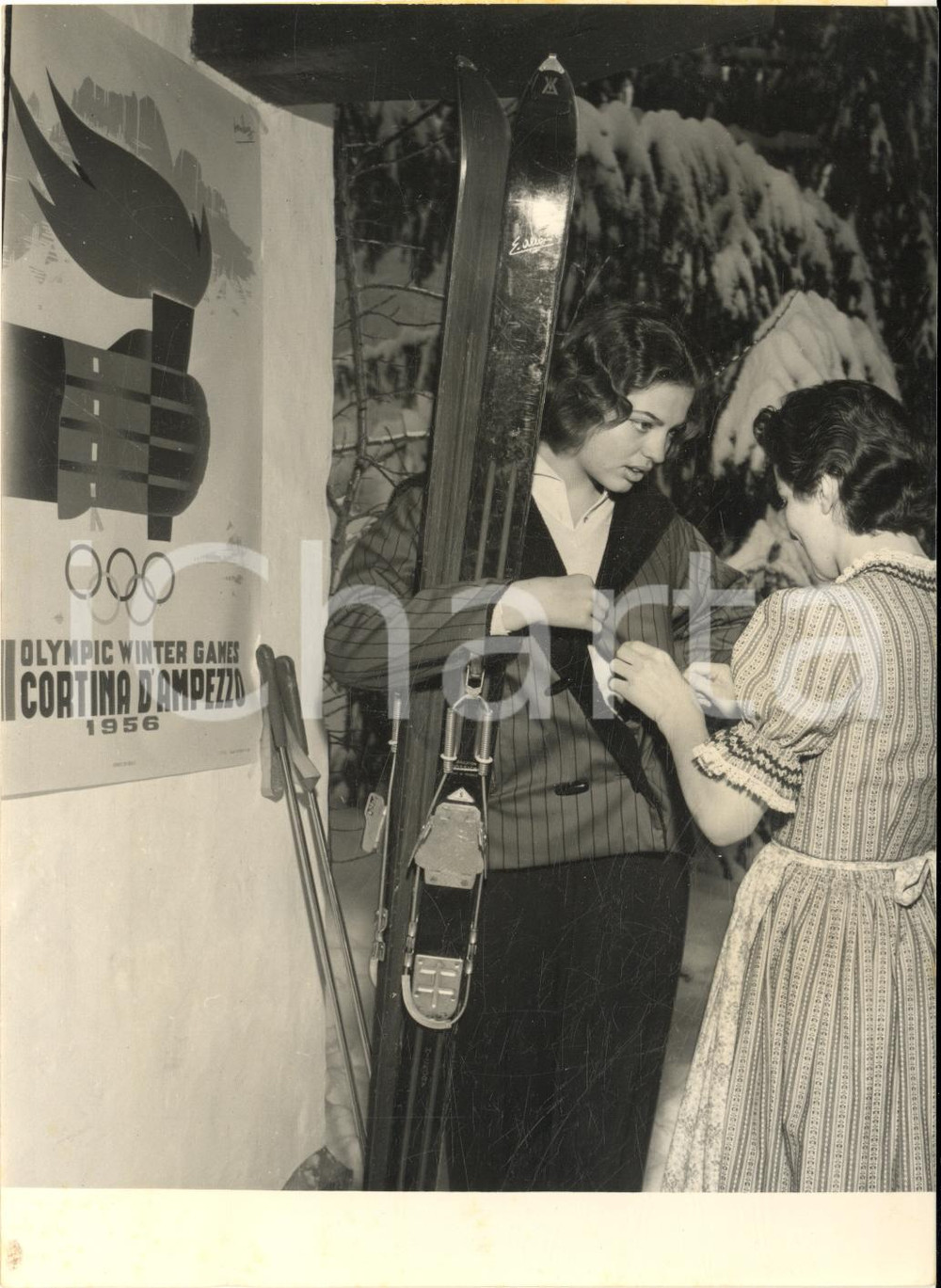 1956 OLIMPIADI CORTINA D'AMPEZZO Ira von FURSTENBERG barista per il suo IRA BAR
