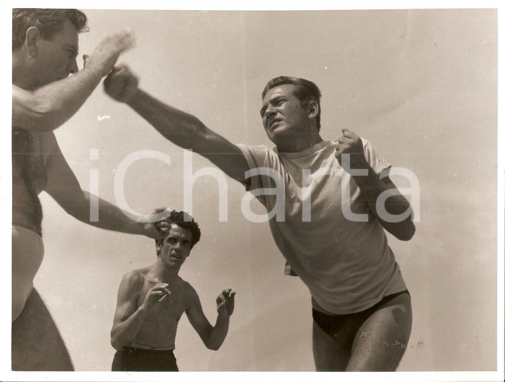 Fotografia d epoca originale 1955 ca CINEMA ITALIANO Rissa simulata tra stuntman e Piero NUCCORINI Foto 18x24 1