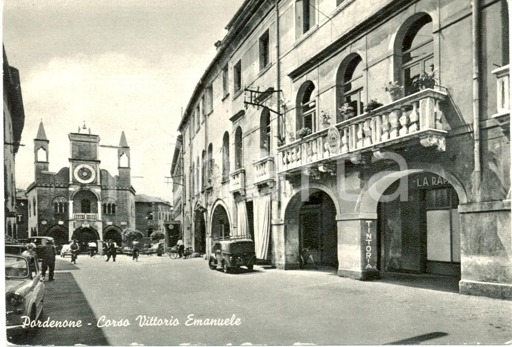 Cartolina originale da collezione 1965 PORDENONE Scorcio di corso VITTORIO EMANUELE con il MUNICIPIO ANIMATA FG VG 1