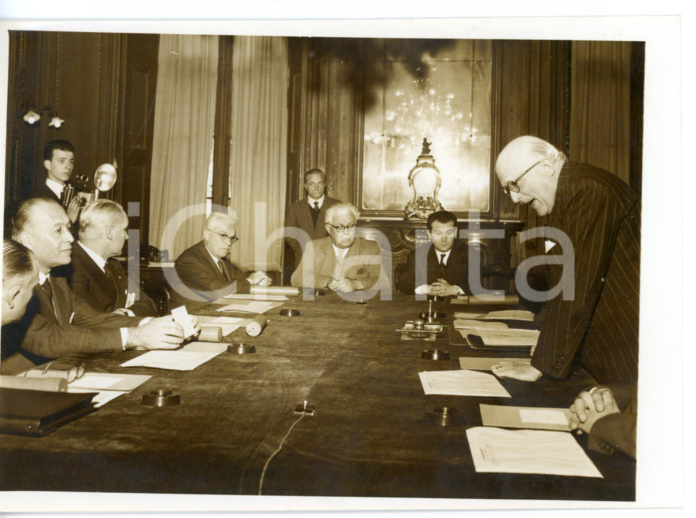 1959 TORINO Comitato organizzatore UNIVERSIADI Tavola rotonda con Amedeo PEYRON Fotografia d'epoca con didascalia coeva.  CONDIZIONI: FAIR (alone diffuso e graffi superficiali) FORMATO: 18x13 cm     originale e autentica 1