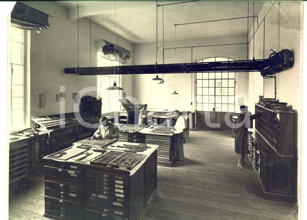 Fotografia d epoca originale 1940 ca LIMBIATE Manicomio di MOMBELLO Compositori tipografi al lavoro Foto 1
