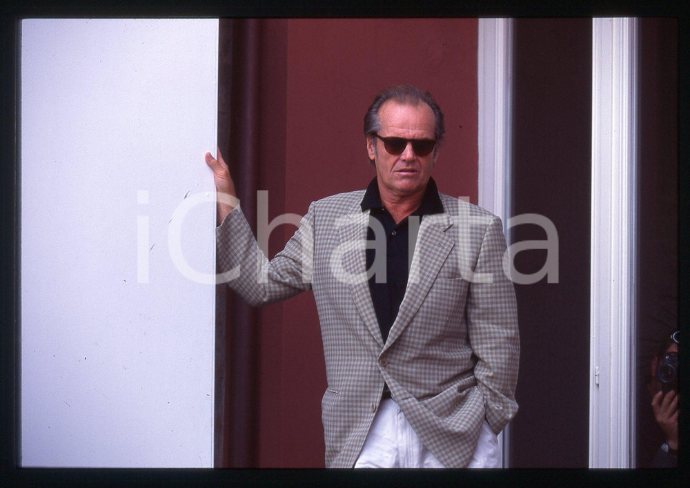 35mm vintage slide* 1995 VENEZIA Jack NICHOLSON - MOSTRA DEL CINEMA portrait (1) La diapositiva ritrae l'attore Jack Nicholson al Festival del Cinema di Venezia del 1995Diapositiva d'epoca, in formato 35 mm. CONDIZIONI: GOODTutti i diritti riservati.E' severamente vietata la riproduzione. ICharta mette in vendita, sul negozio eBay e in esclusiva sul sito "icharta" il proprio archivio composto da numerose diapositive e negativi fotografici d'epoca, tutti originali e autentici, che attraversano la storia del costume italiano tra gli la fine degli anni Sessanta e Novanta.Si tratta di uno sguardo inedito sull'attualit&agrave;, la politica, la vita quotidiana, il gossip e la cultura, che fotografa il cambiamento della nazione in quest'ultimo scorcio del XX secolo. Un'occasione unica per il mercato del collezionismo, che vede finalmente disponibile un archivio eccezionale per vastit&agrave;, tematiche e condizioni, in un settore (il negativo fotografico e la diapositiva) di assoluta novit&agrave; e dalle interessanti prospettive di investimento.  originale e autentica 1