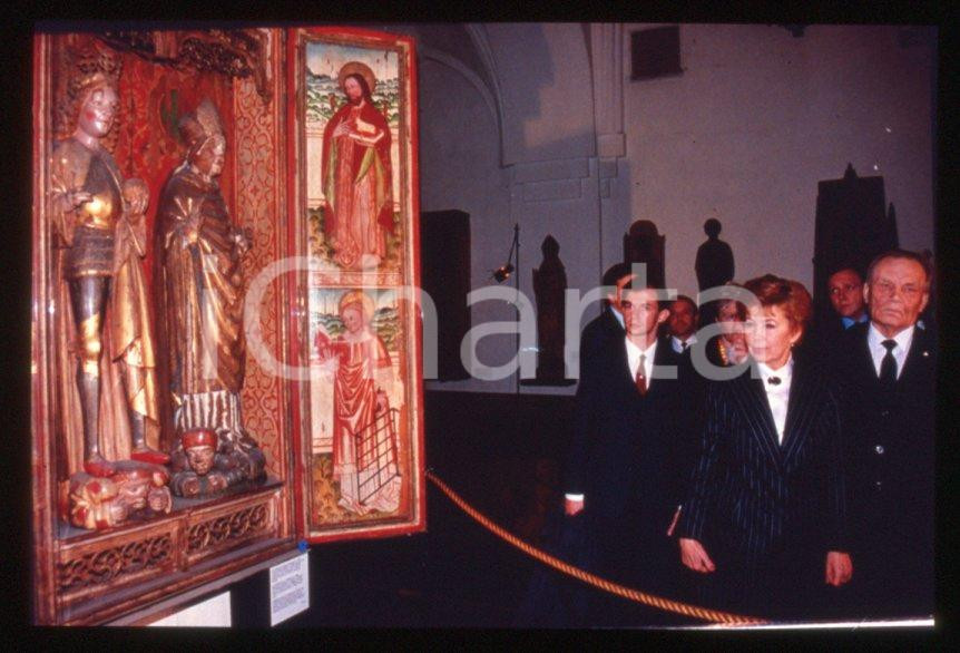 Fotografia d epoca originale 35mm vintage slide 1990 HELSINKI Summit  Raissa GORBACHEVA al museo 1