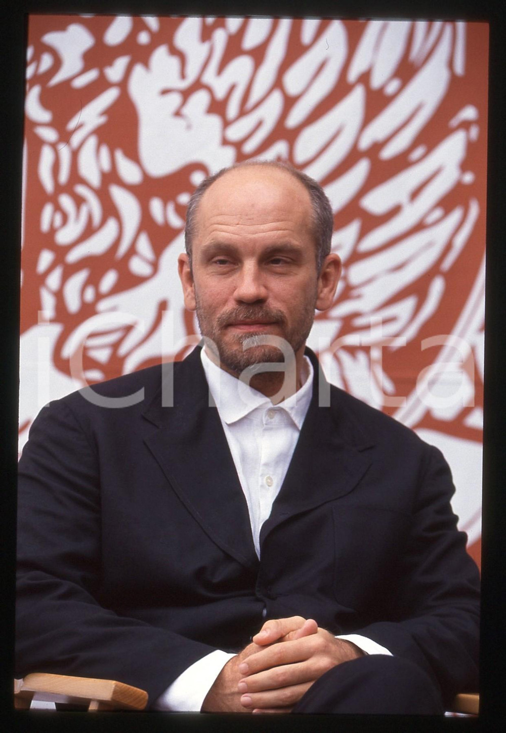 35mm vintage slide* 1993 VENEZIA - John MALKOVICH alla Mostra del Cinema (12)  Diapositiva d'epoca, in formato 35 mm.CONDIZIONI: GOOD Tutti i diritti riservati.E' severamente vietata la riproduzione. ICharta mette in vendita, sul negozio eBay e in esclusiva sul sito "icharta" il proprio archivio composto da numerose diapositive e negativi fotografici d'epoca, tutti originali e autentici, che attraversano la storia del costume italiano tra gli la fine degli anni Sessanta e Novanta.Si tratta di uno sguardo inedito sull'attualit&agrave;, la politica, la vita quotidiana, il gossip e la cultura, che fotografa il cambiamento della nazione in quest'ultimo scorcio del XX secolo. Un'occasione unica per il mercato del collezionismo, che vede finalmente disponibile un archivio eccezionale per vastit&agrave;, tematiche e condizioni, in un settore (il negativo fotografico e la diapositiva) di assoluta novit&agrave; e dalle interessanti prospettive di investimento.  originale e autentica 1