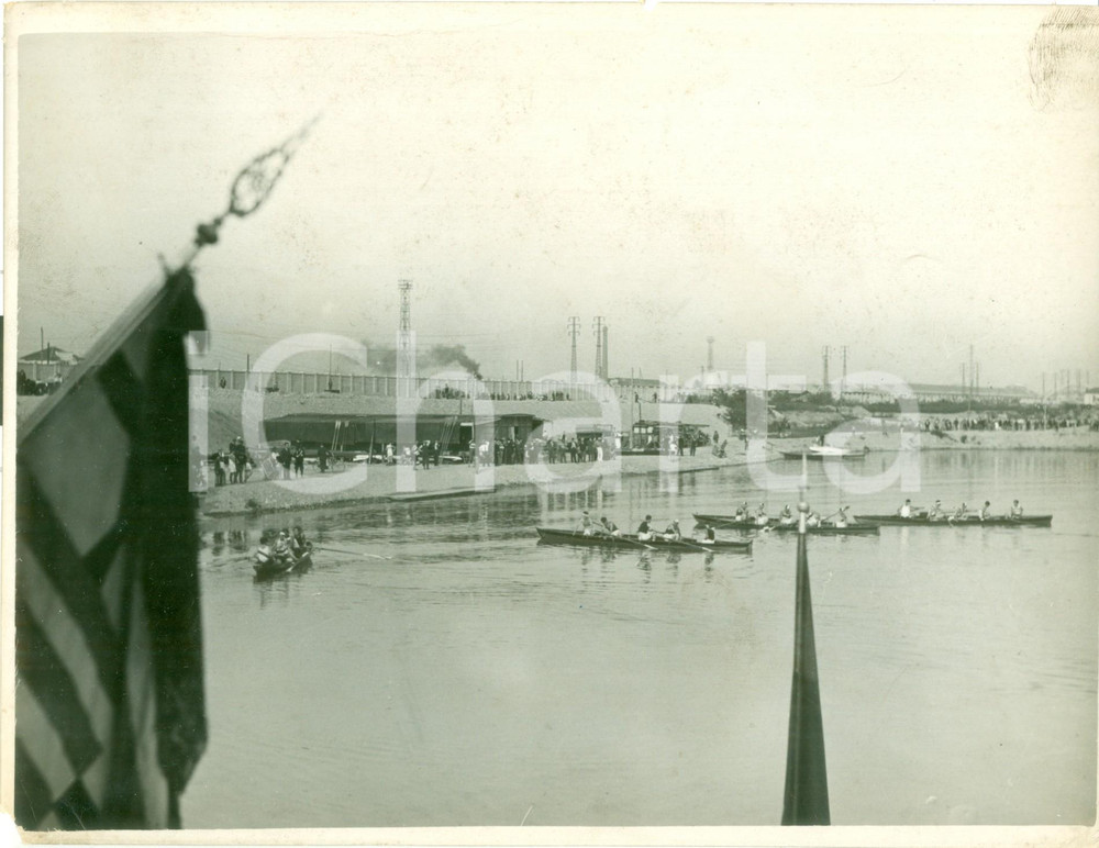 Fotografia d epoca originale 1935 ca MILANO IDROSCALO Imbarcazioni si preparano per gare canottaggio FOTO 1