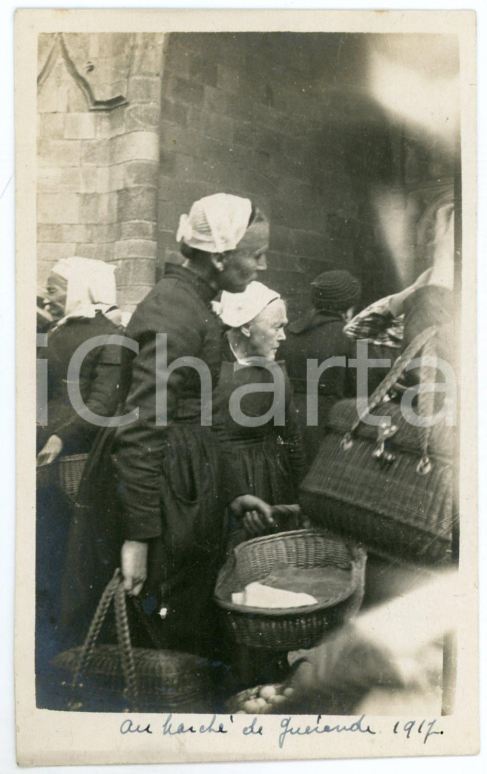 1917 GUERANDE (LOIRE, FRANCE) Femmes au marchÃ© - Photo carte postale RPPC  Fotografia d'epoca, in formato cartolina postale.CONDIZIONI: GFORMATO: FP    originale e autentica 1