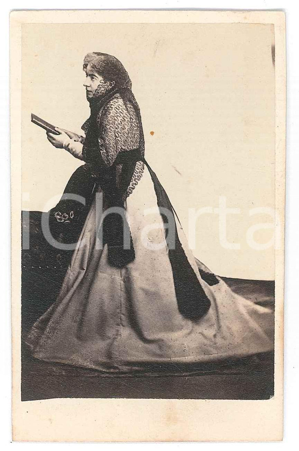 Fotografia d epoca originale 1870 ca ITALIA Donna in lutto inginocchiata  Ritratto Foto CDV 1