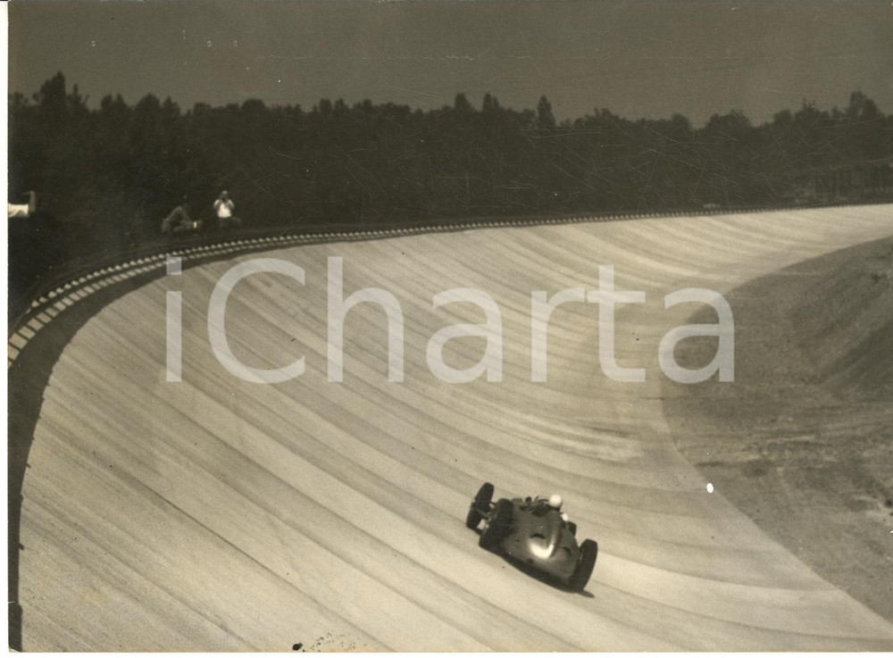 1955 MONZA AUTOMOBILISMO Prove GP d'Italia - Passaggio Juan Manuel FANGIO *Foto Fotografia d'epoca con didascalia coeva.  CONDIZIONI: FAIR (sovraimpressione al margine superiore)FORMATO: 18x13 cm     originale e autentica 1