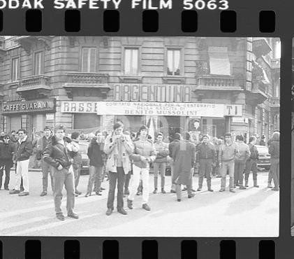 1983 MILANO Cinema Argentina Fronte della Gioventù NEGATIVO ORIGINALE Negativo realizzato durante il comitato nazionale per il centenario della nascita di Benito MUSSOLINI fuori dal cinema Argentina.Negativo originale in bianco e nero, su pellicola, in formato 35mm CONDIZIONI: FAIR E' SEVERAMENTE VIETATA LA RIPRODUZIONE.TUTTI I DIRITTI SONO RISERVATI.ICharta mette in vendita, sul negozio eBay e in esclusiva sul sito "icharta" il proprio archivio composto da numerose diapositive e negativi fotografici d'epoca, tutti originali e autentici, che attraversano la storia del costume italiano tra gli la fine degli anni Sessanta e Novanta.Si tratta di uno sguardo inedito sull'attualità, la politica, la vita quotidiana, il gossip e la cultura, che fotografa il cambiamento della nazione in quest'ultimo scorcio del XX secolo. Un'occasione unica per il mercato del collezionismo, che vede finalmente disponibile un archivio eccezionale per vastità, tematiche e condizioni, in un settore (il negativo fotografico e la diapositiva) di assoluta novità e dalle interessanti prospettive di investimento. FAIR/discreto   originale e autentica 1