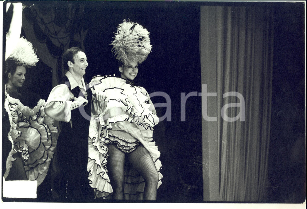Fotografia d epoca originale 1970 ca PARIS CABARET  Ballerini durante spettacolo di cancan Foto 30x20 1