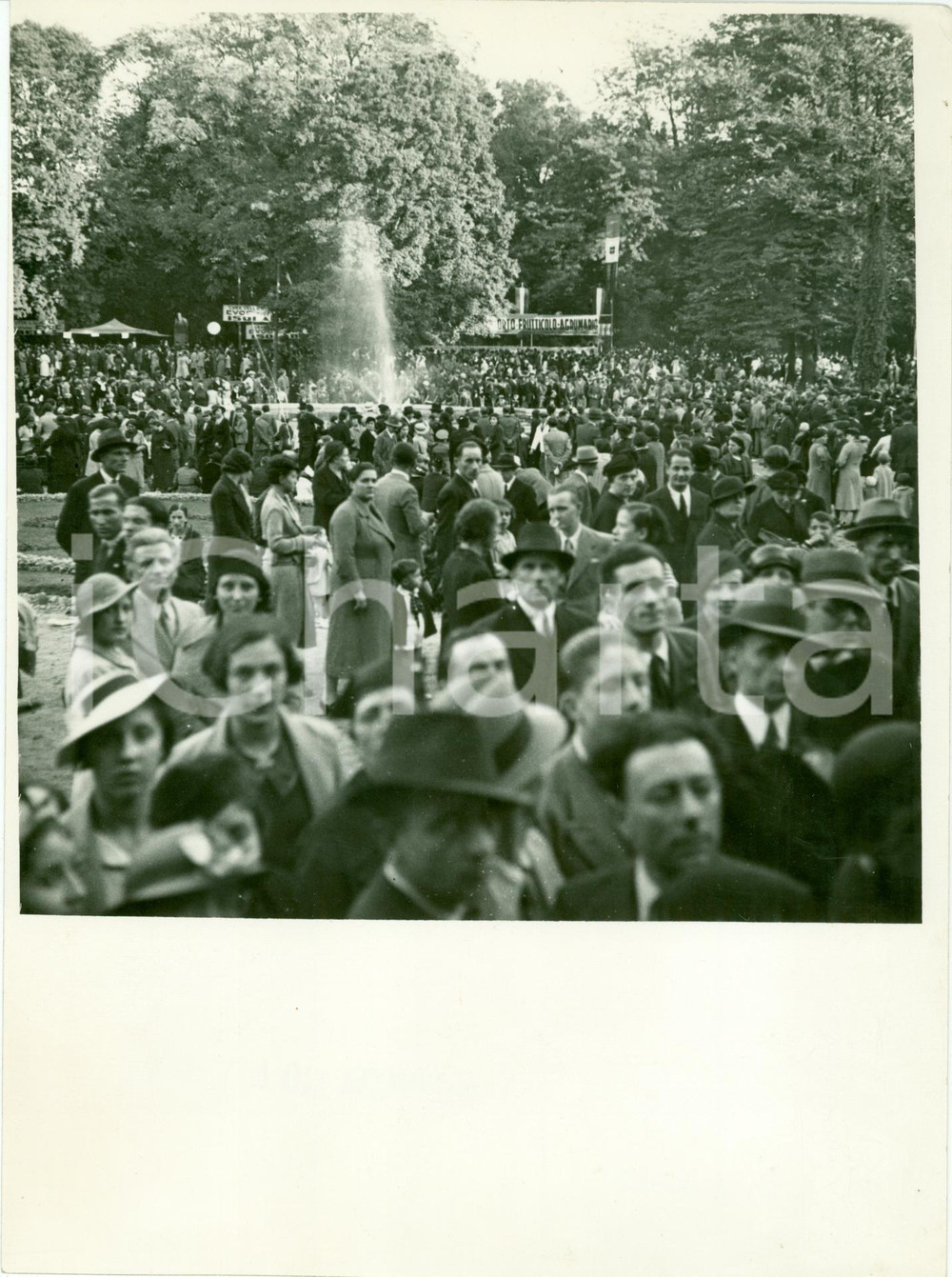 Fotografia d epoca originale 1935 MILANO Folla imponente per giornata uva ai Giardini Pubblici FOTOGRAFIA 1