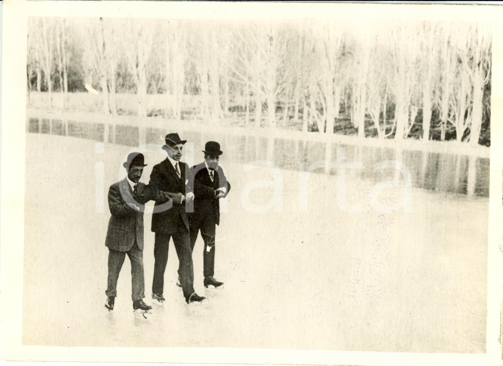 Fotografia d epoca originale 1920 ca FRANCIA? Re Alfonso XIII SPAGNA pattina sul ghiaccio con due amici Foto 1