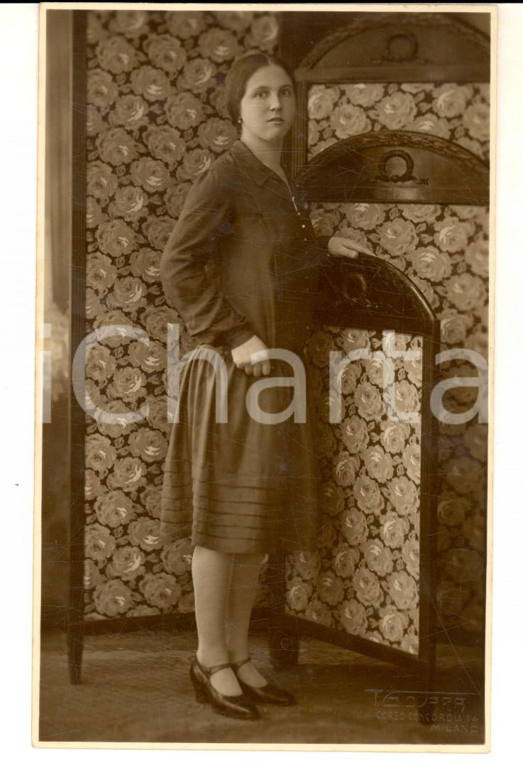 Fotografia d epoca originale 1930 ca MILANO Ritratto di donna con paravento a fiori Foto cartolina GIOVARA 1