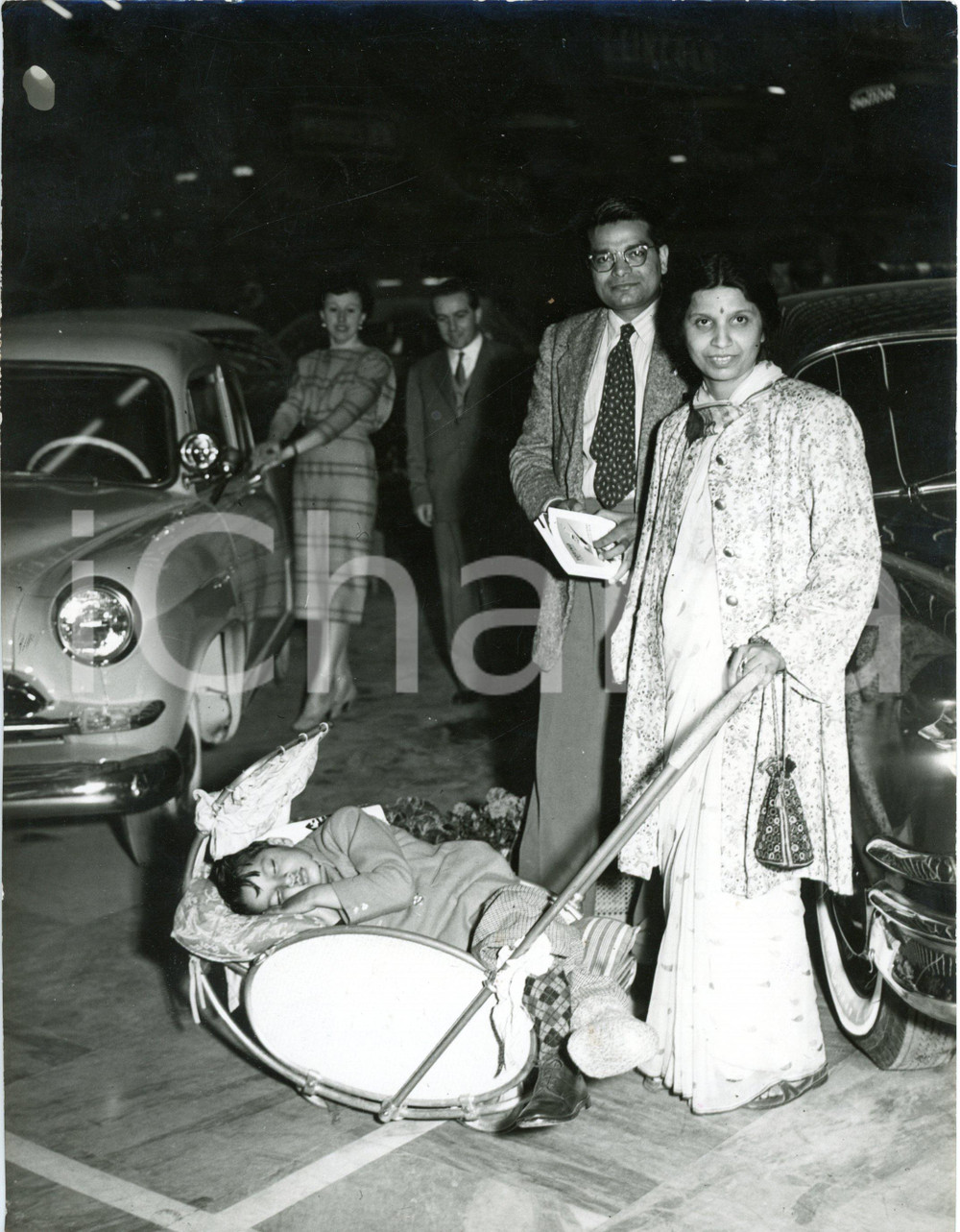 1953 TORINO - Famiglia indiana visita il Salone dell'Automobile *Foto 18x24