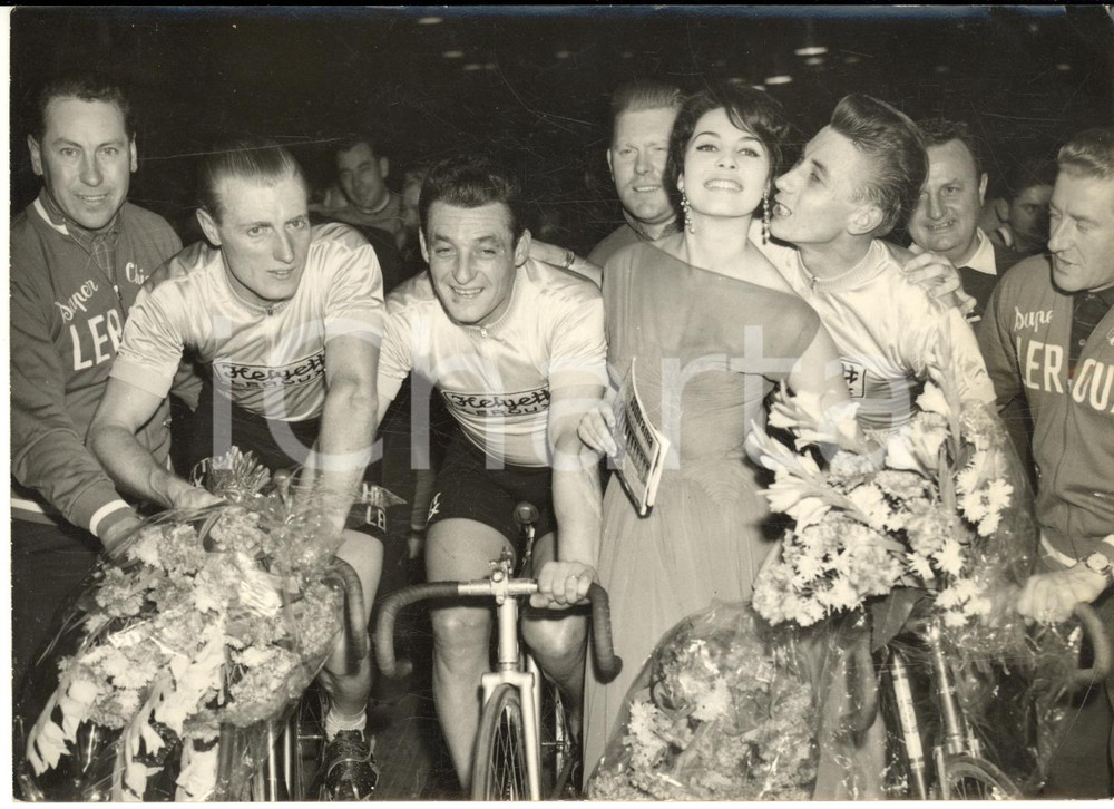 1958 PARIS SIX JOURS - AndrÃ© DARRIGADE Jacques ANQUETIL Ferdinando TERRUZZI Fotografia d'epoca. CONDIZIONI: FAIR (piegature)FORMATO: 18X13 cm     originale e autentica 1