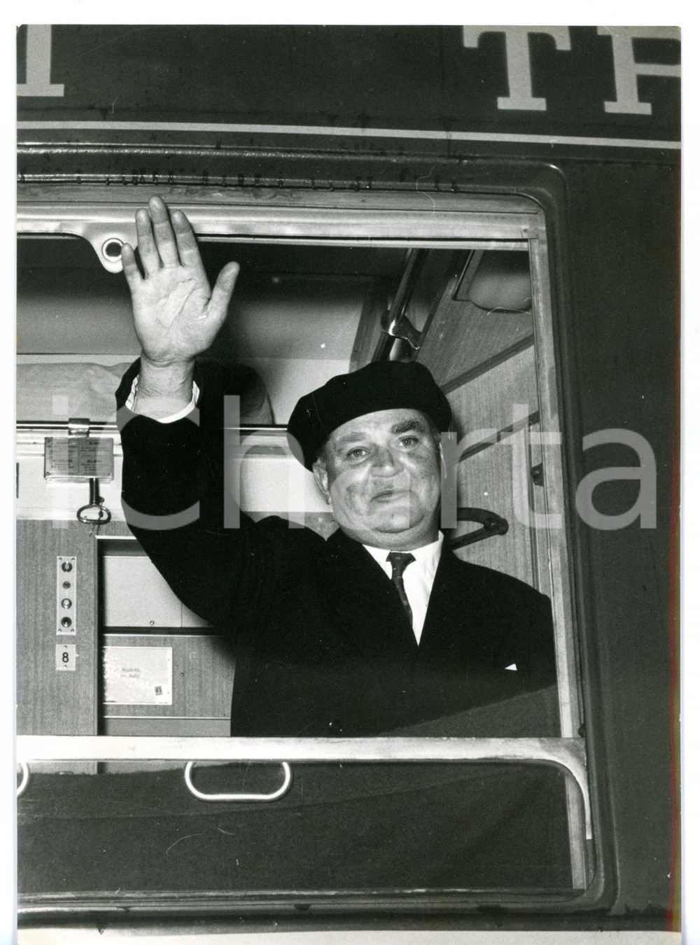 1957 VENEZIA Aneurin BEVAN leader Partito Laburista su treno in partenza *Foto