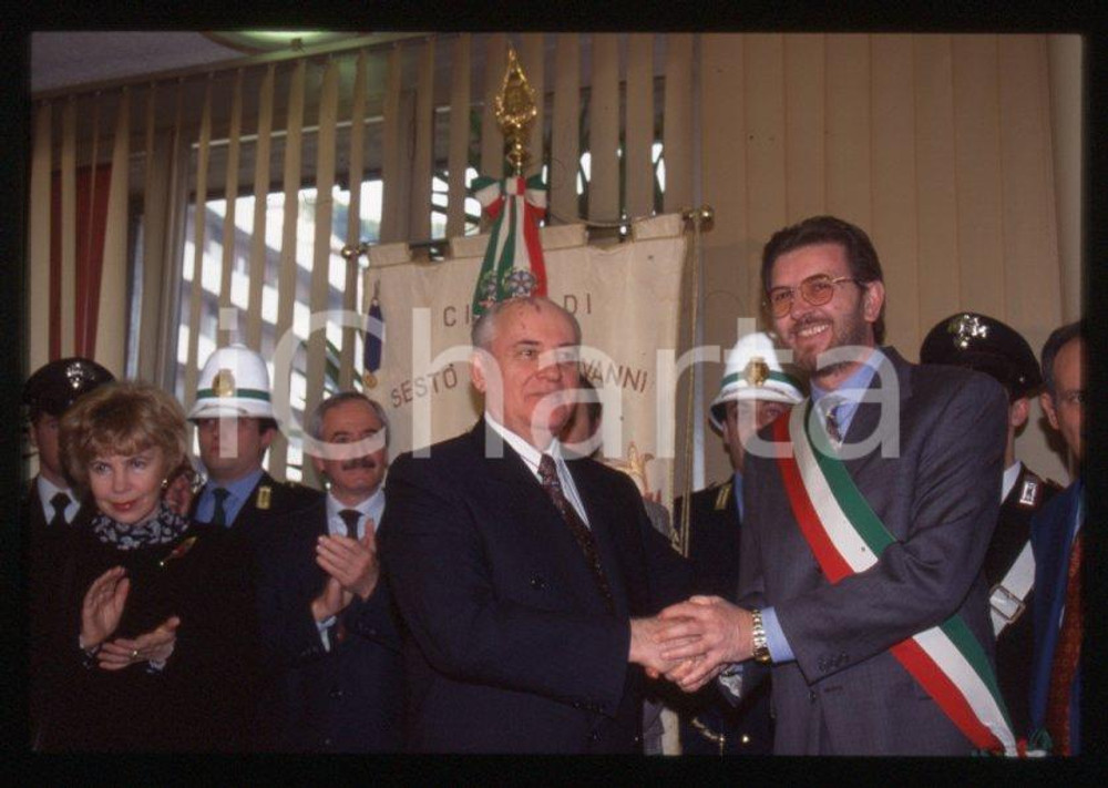 Fotografia d epoca originale 35mm vintage slide 1995 SESTO SAN GIOVANNI Michail GORBACHEV Filippo PENATI 23 1