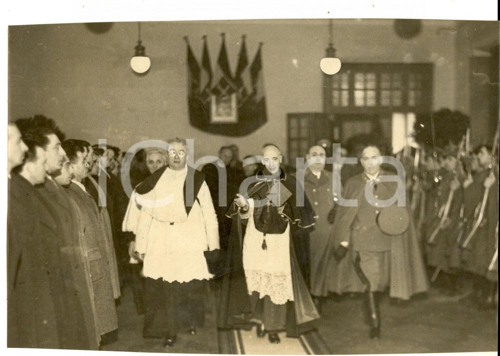 Fotografia d epoca originale 1937 MILANO Card. Ildefonso SCHUSTER benedice crocifissi GUARDIA DI FINANZA 1