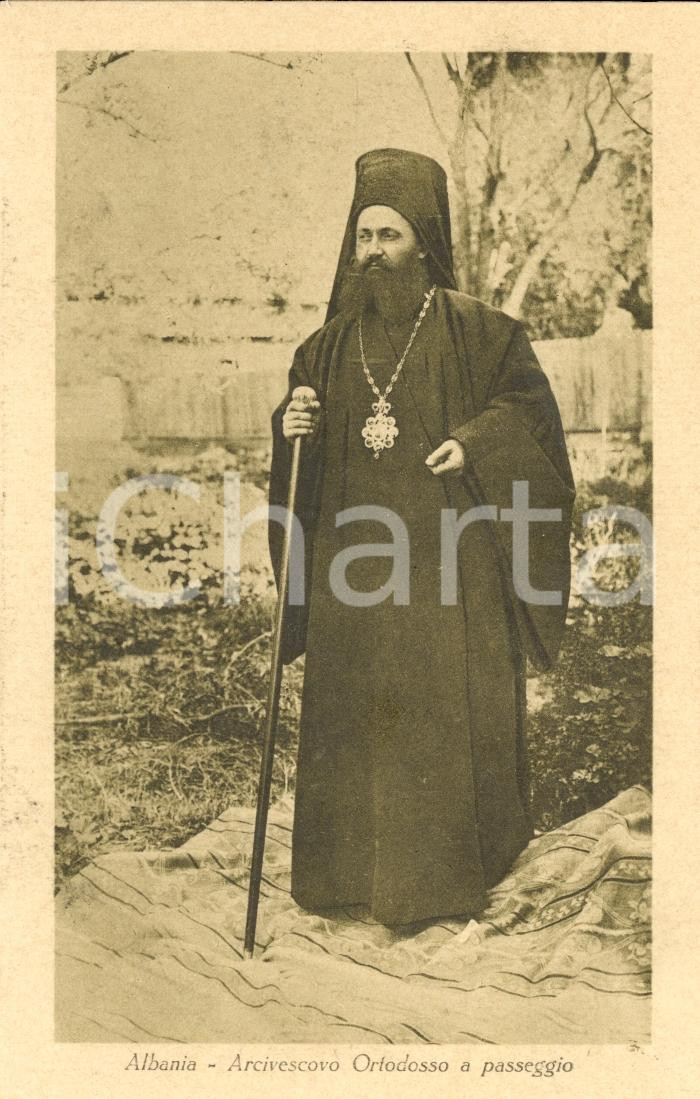 Cartolina originale da collezione 1930 ca ALBANIA Arcivescovo ortodosso a passeggio FP NV 1