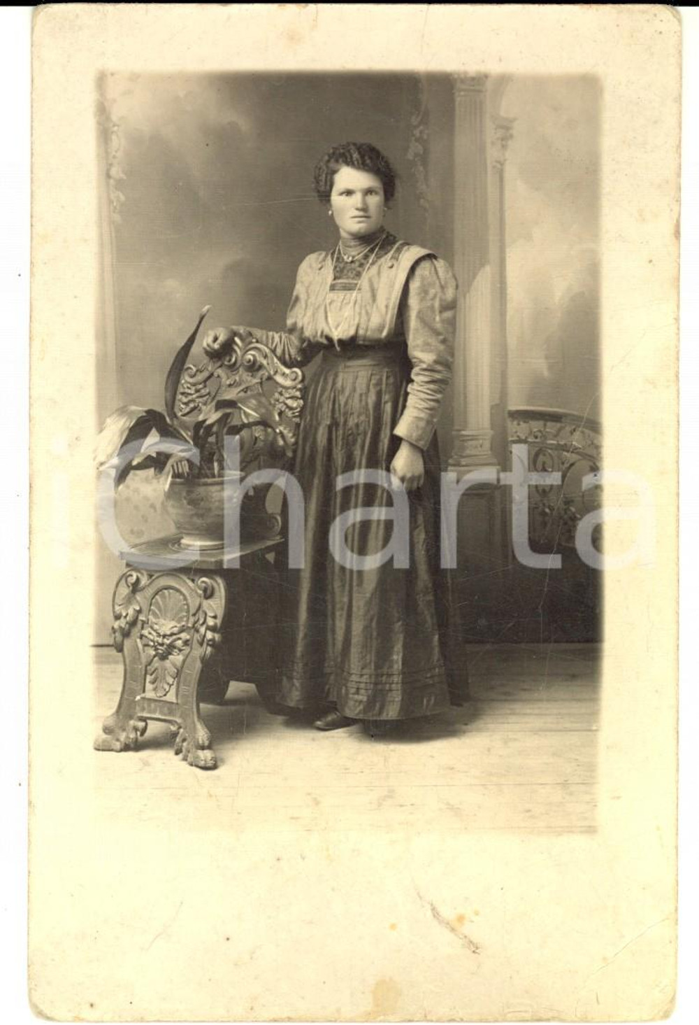 Fotografia d epoca originale 1910 ca DOMODOSSOLA Ritratto di donna con sedia intarsiata Foto TRABUCCHI 1