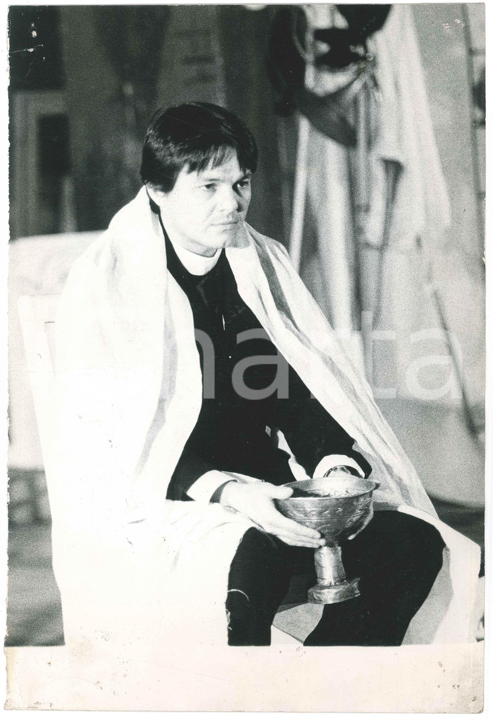1978 TEATRO Paolo GRANATA in "I Confessori" Regia Bruno CIRINO *Foto DANNEGGIATA  Fotografia originale, con didascalia al verso. VERY POOR/gravemente danneggiato piegature angolari, increspature, fori di affissione, margine sinistro rifilato Formato: 20x30 cm originale e autentica 1