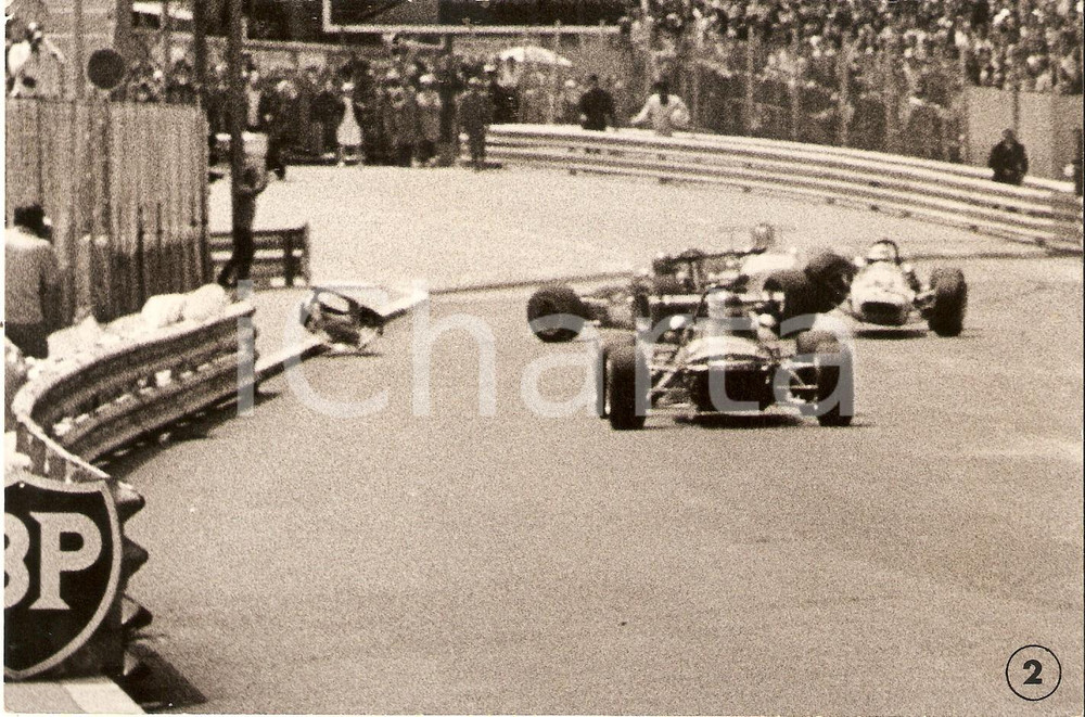 Fotografia d epoca originale 1970 ca AUTOMOBILISMO Incidente tra tre auto durante gara Foto 1
