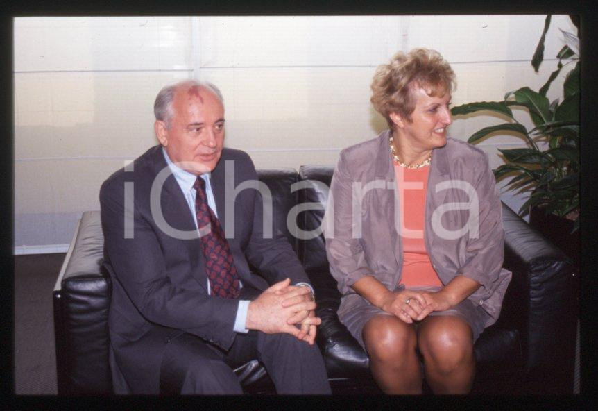 Fotografia d epoca originale 35mm vintage slide 1993 MILANO Michail GORBACHEV Fiorella GHILARDOTTI 2 1