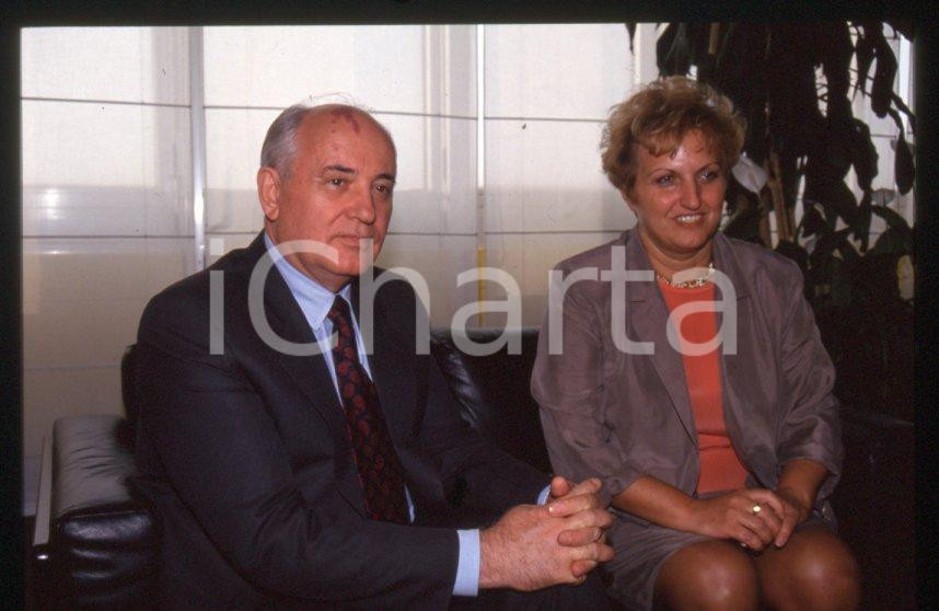 Fotografia d epoca originale 35mm vintage slide 1993 MILANO Michail GORBACHEV Fiorella GHILARDOTTI 3 1