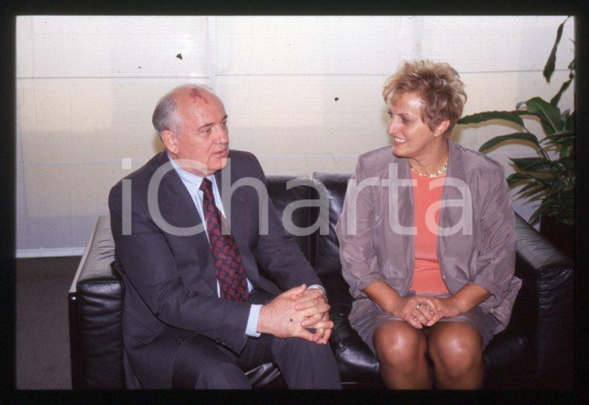 Fotografia d epoca originale 35mm vintage slide 1993 MILANO Michail GORBACHEV Fiorella GHILARDOTTI 4 1