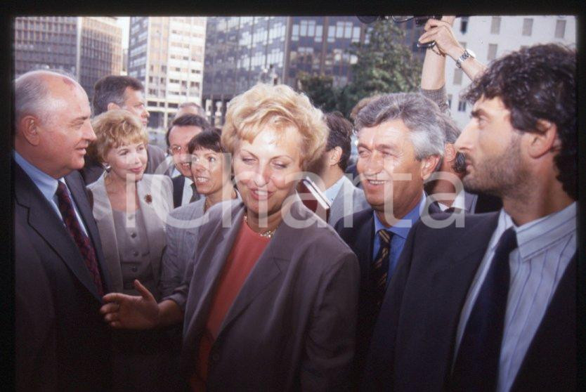 Fotografia d epoca originale 35mm vintage slide 1993 MILANO Michail GORBACHEV Fiorella GHILARDOTTI 7 1