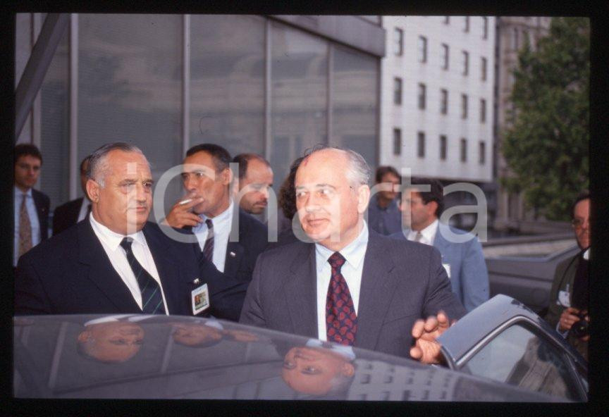 Fotografia d epoca originale 35mm vintage slide 1993 MILANO Palazzo PIRELLI Michail GORBACHEV  Arrivo 1 1