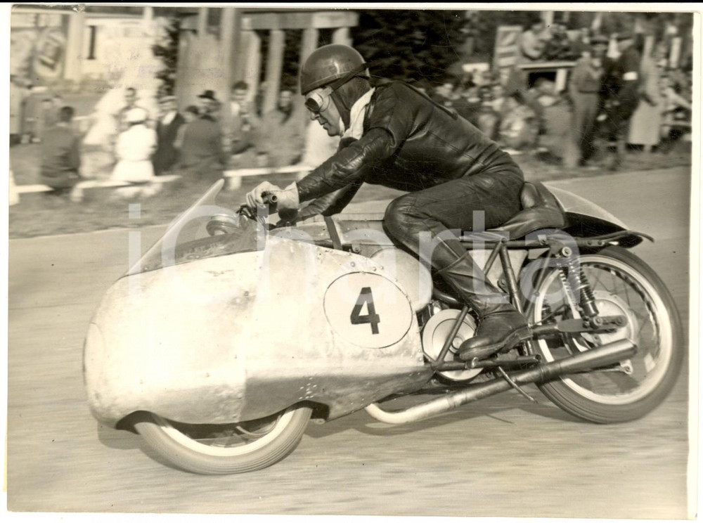 1954 MOTOCICLISMO FRANCORCHAMPS  - GP Belgio - Fergus ANDERSON su GUZZI *Foto Fotografia d'epoca con didascalia coeva. CONDIZIONI: G (ma lieve sovraimpressione centrale) FORMATO: 18x13 cm    originale e autentica 1