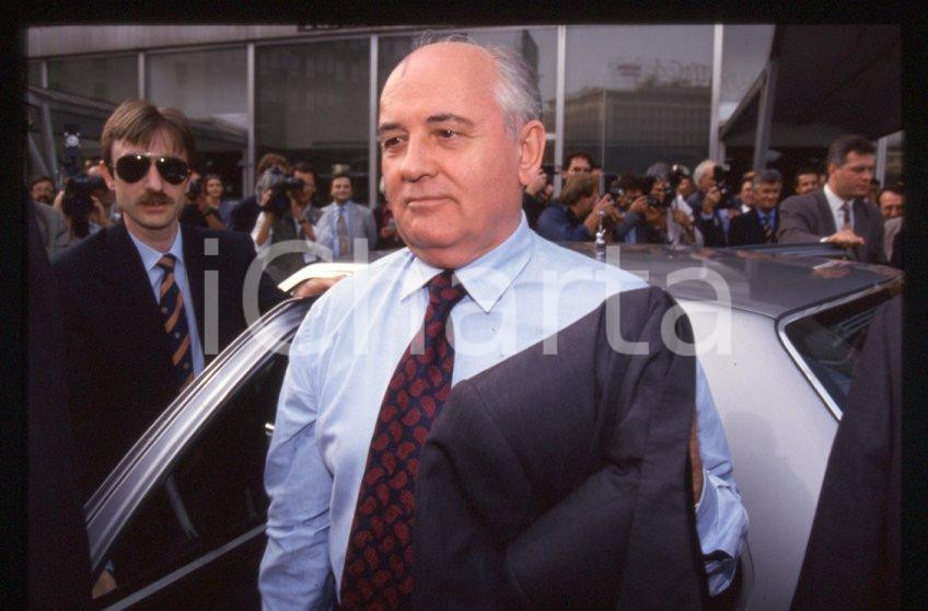 Fotografia d epoca originale 35mm vintage slide 1993 MILANO Michail GORBACHEV  Arrivo a Palazzo PIRELLI 3 1
