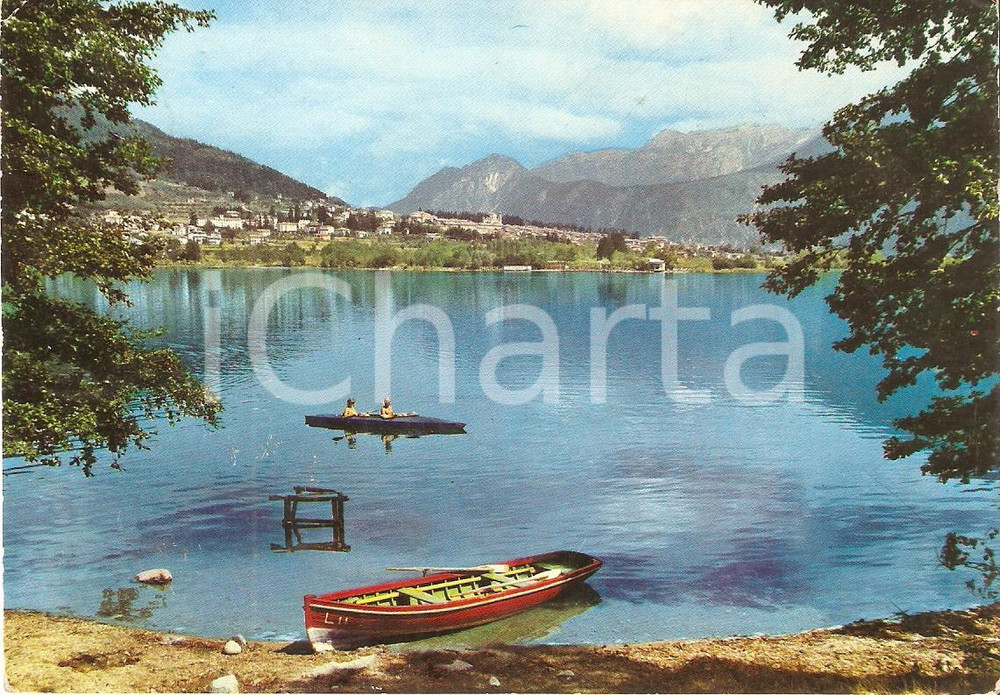 Cartolina originale da collezione 1973 LEVICO TERME TN Coppia in canoa attraversa il lago Cartolina FG VG 1
