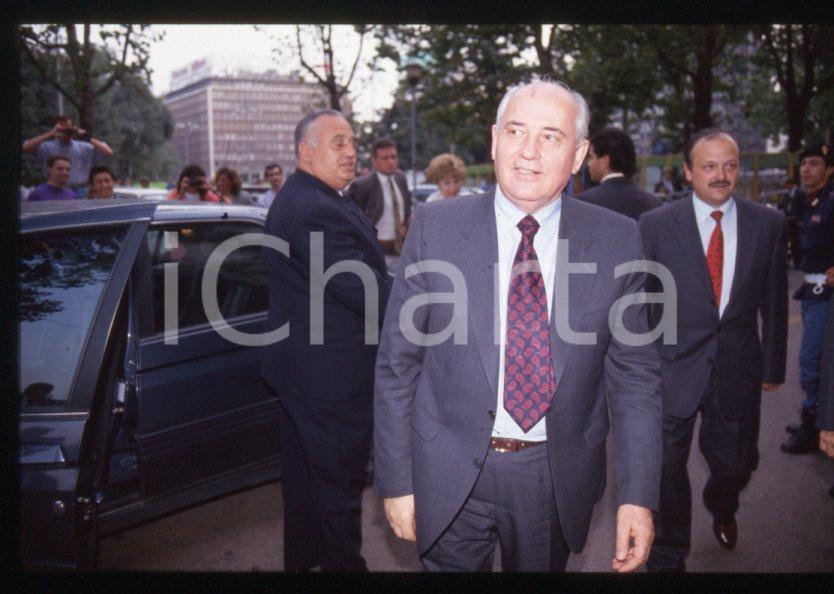 Fotografia d epoca originale 35mm vintage slide 1993 MILANO Michail GORBACHEV  Arrivo a Palazzo PIRELLI 12 1