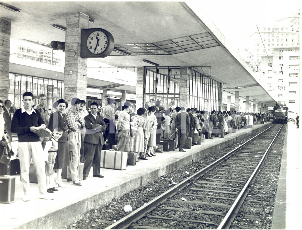 1960 ca GENOVA PIAZZA PRINCIPE Vacanzieri in partenza per Ferragosto *Foto