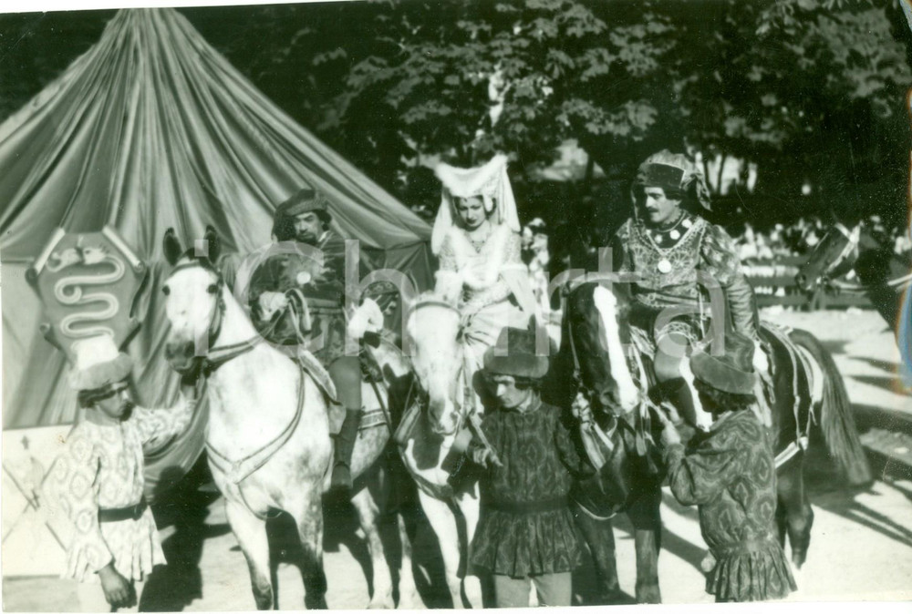Fotografia d epoca originale 1934 MILANO Corteo medievale dei BARNABO  VISCONTI per la festa dell uva FOTO 1
