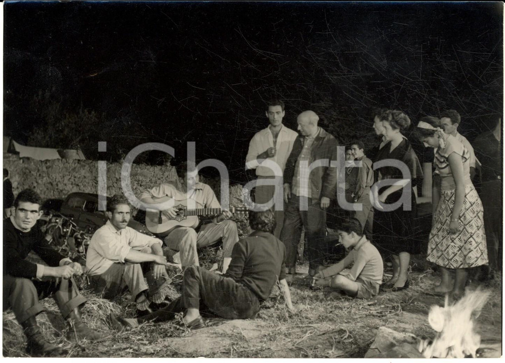 1954 CEFALÙ - CINEMA "Vacanze d'amore" Domenico MODUGNO suona sul set *Foto